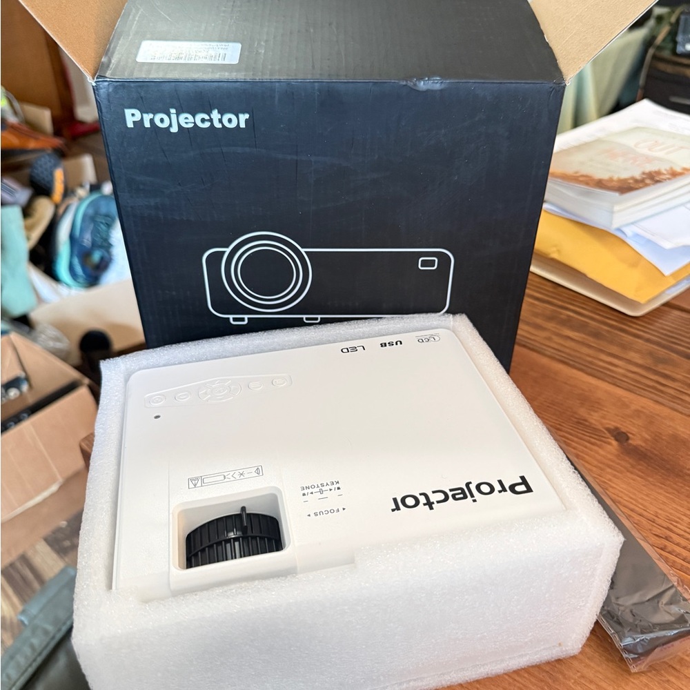 Compact White mini Projector - Picture 3 of 3